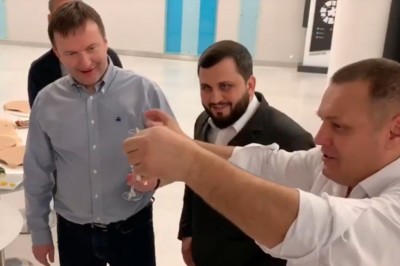 Gość i jego sztuczka z banknotem. Gdy chcesz zabłysnąć na imprezce