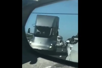 Ciężarówka bez kierowcy zauważona na autostradzie. Tak wygląda przyszłość