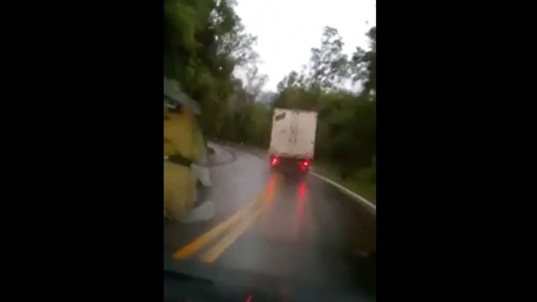 Awaria hamulców w ciężarówce podczas zjazdu krętą drogą - nagranie z auta