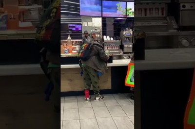 Głodny nie jesteś sobą. Wkurzony klient przy kasie w McDonaldzie