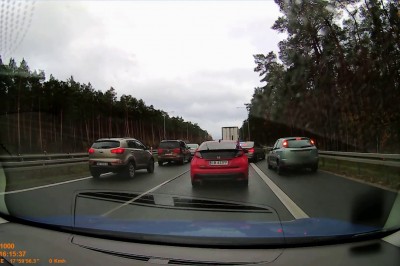Chciał być cwaniakiem i ominąć korek. Karma dopadła go natychmiastowo