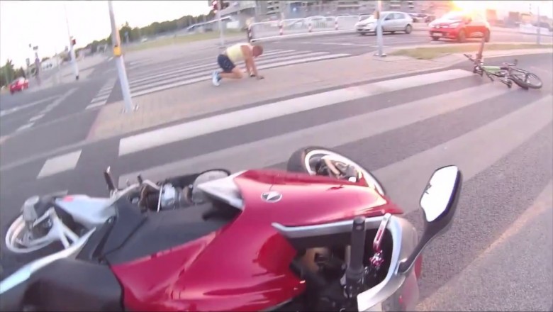 Konkretne zderzenie motocyklisty z rowerzystą. Tak się kończy jazda na czerwonym