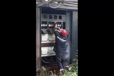 Waldek to fachowiec od elektryki. Jak on podłączy to, aż iskry lecą