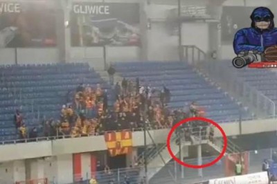 Kibic wypadł za barierki podczas meczu Piasta i Jagiellonii
