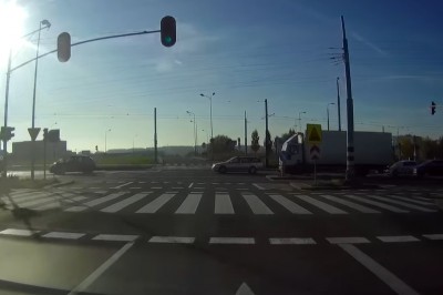 Januszerka na czerwonym. Jeden nie zdążył i zaliczył dzwon