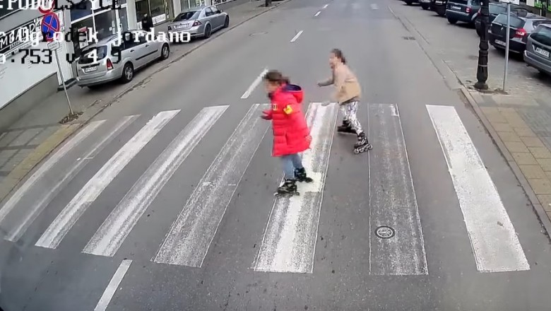 Pirat o mało nie potrącił dwóch dziewczynek w Płocku - nagranie z autobusu
