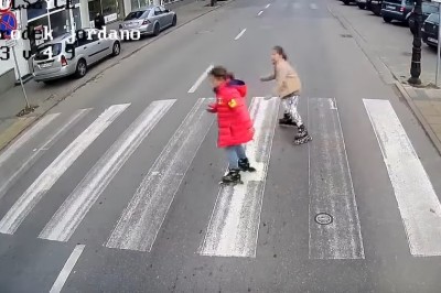 Pirat o mało nie potrącił dwóch dziewczynek w Płocku - nagranie z autobusu