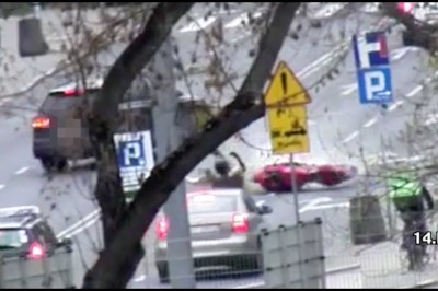 Konkretny dzwon motocyklisty w Lublinie. Nagranie z monitoringu