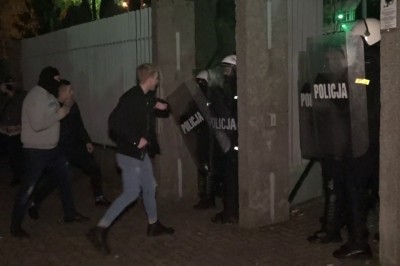 Zamieszki pod komendą w Koninie. Dostał gazem po oczach 