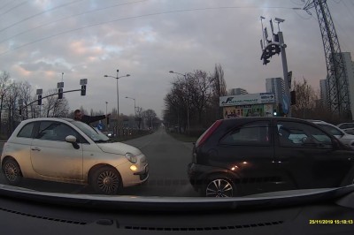 Tak bardzo mu się spieszyło. Szybka kara za blokowanie skrzyżowania