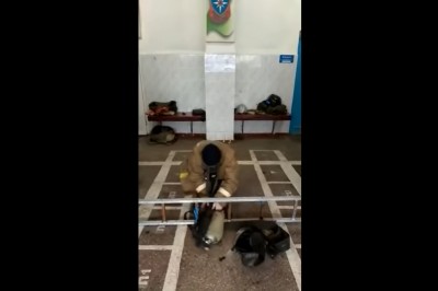 Kozackie umiejętności strażaka. Nie każdy mógłby zrobić coś takiego