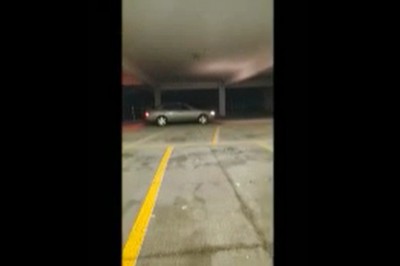 Urządzili sobie wyścig na parkingu. Jeden z nich zapomniał hamować 