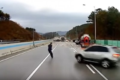 Ostrzegał o karambolu na autostradzie. Sam musiał uciekać