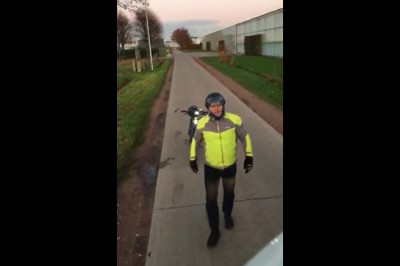 Rowerzysta zatrzymuje TIRa i ruch na drodze. Znowu poniosła fantazja? 