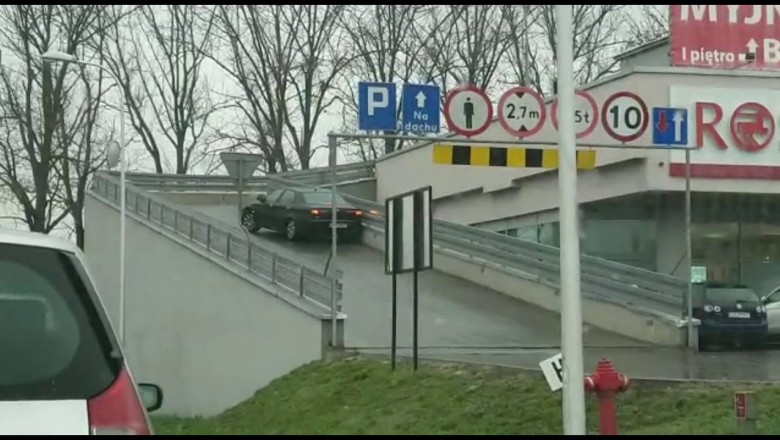 Tak wyglądały próby wjechania na parking przy oblodzonej drodze - Lublin 