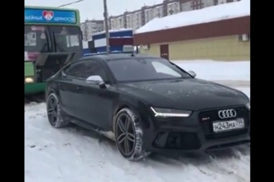 Audi RS7 kontra miejski autobus. Na tego kozaka nie ma mocnych