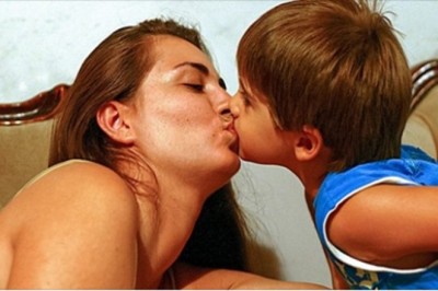 Psycholog wyjaśnia dlaczego nie powinniśmy całować naszych dzieci w usta