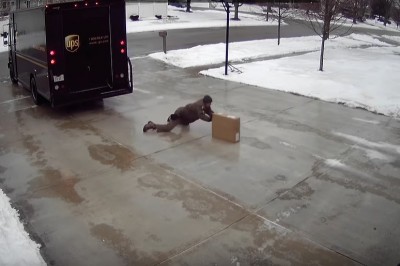 Czekacie na paczkę od kuriera? Obyście trafili na takiego bohatera