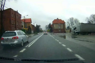 Kierowca Passerati daje popis jazdy w pobliżu szkoły 