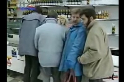 Zakupy na Sylwestrową imprezę. Pewnie tak to wyglądało w wielu sklepach