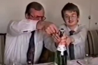 Synek daj szampana, tata pokaże jak się to robi. Sylwestra w polskim domu w latach 90