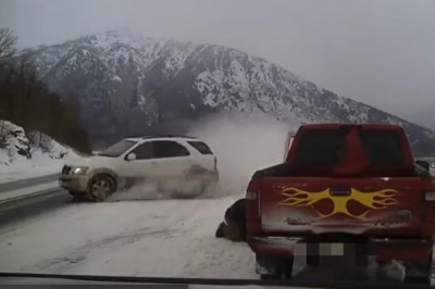 Farciarz roku kontra auto na zakręcie. Niewiele brakowało