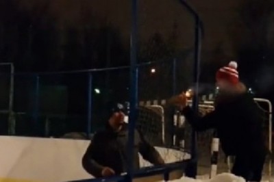 Ojciec robi szybki porządek z dwoma cwaniakami na lodowisku