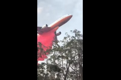 Zrzut środka gaśniczego z samolotu Douglas DC-10. Robi wrażenie