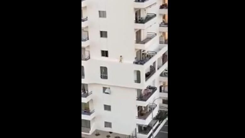 Dziecko chodzące po gzymsie na trzecim piętrze bloku
