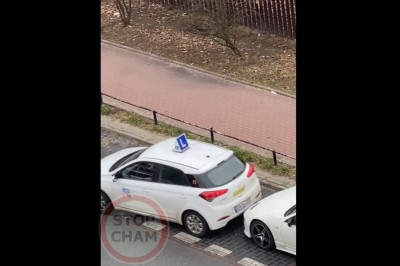 Kolizja w czasie egzaminu i ucieczka instruktora. Poszkodowany nagrał sytuację