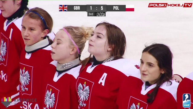 Aż ciarki idą. Młode polskie hokeistki śpiewają hymn po wygranej z UK