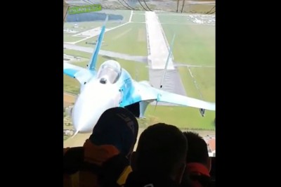 Podleciał myśliwcem do samolotu transportowego. Niesamowity widok z wnętrza