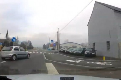 79-latek zajeżdża drogę karetce pędzącej na sygnale, która wiozła krew dla pacjenta