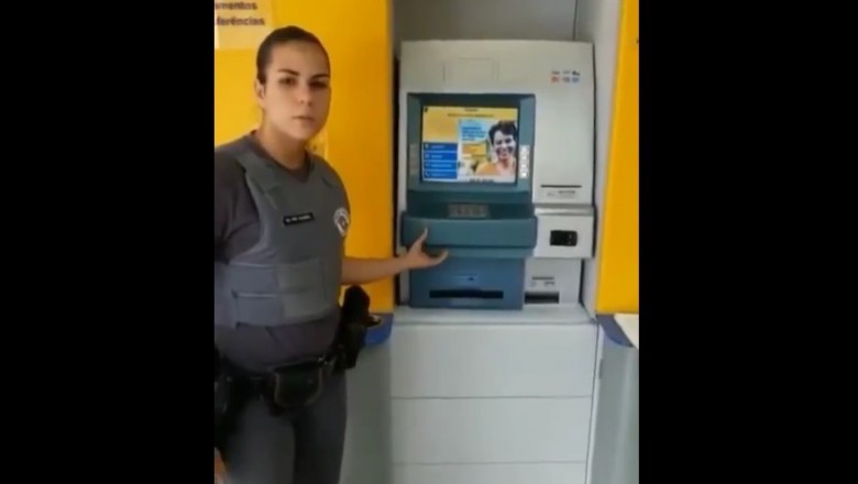 Fajna policjantka pokazuje jak można stracić pieniądze w fałszywym bankomacie