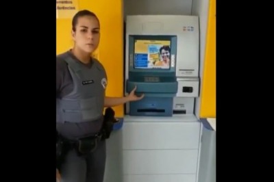 Fajna policjantka pokazuje jak można stracić pieniądze w fałszywym bankomacie