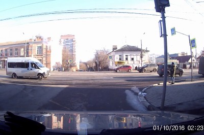 Niezwykły fart dziewczyny na skrzyżowaniu. Od tragedii dzieliły ją centymetry