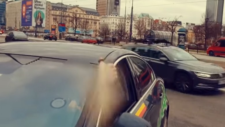 Taksówkarz z gazem kontra przechodnie w Warszawie 