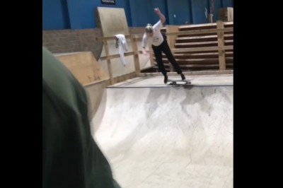 Kask? Ta dziewczyna stwierdziła, że go nie potrzebuje 