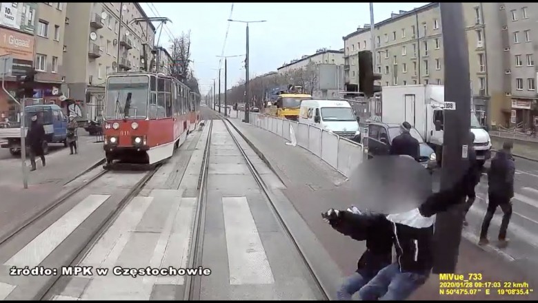 Ciężarna dziewczyna wbiega wprost pod tramwaj w Częstochowie - nagranie