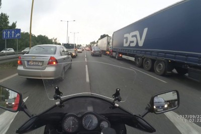 Woleli stać niż pomóc i rozładować korek. Motocyklista wziął sprawy w swoje ręce