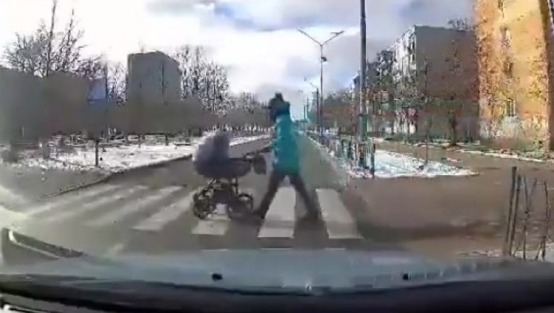 Pijany kierowca potrącił na przejściu dziecko w wózku. Nagranie z wideorejestratora 