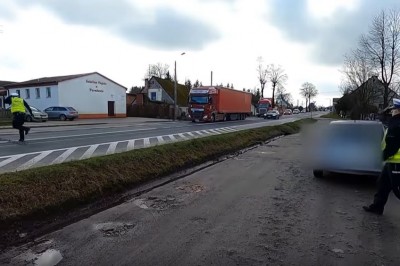 Policyjny pościg za Volvo i udana akcja z kolczatką 