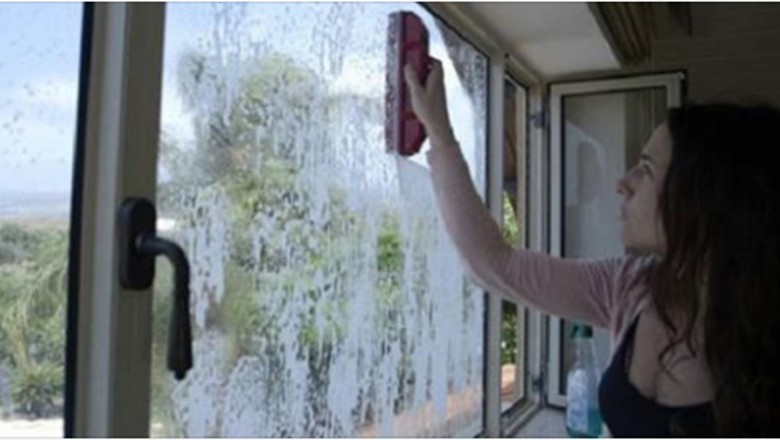 Zadzwoniła do kobiety sprzątającej mieszkania. Jak usłyszała cenę za mycie okna, rozłączyła się