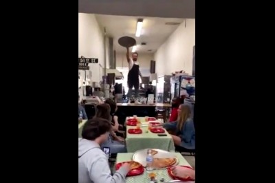 Gościa w pizzerii trochę poniosło. Tak ją zaserwował na stole 