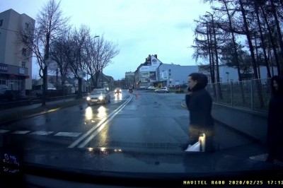 „Może by tak spojrzeć?” Z telefonem w ręku prosto pod samochód 