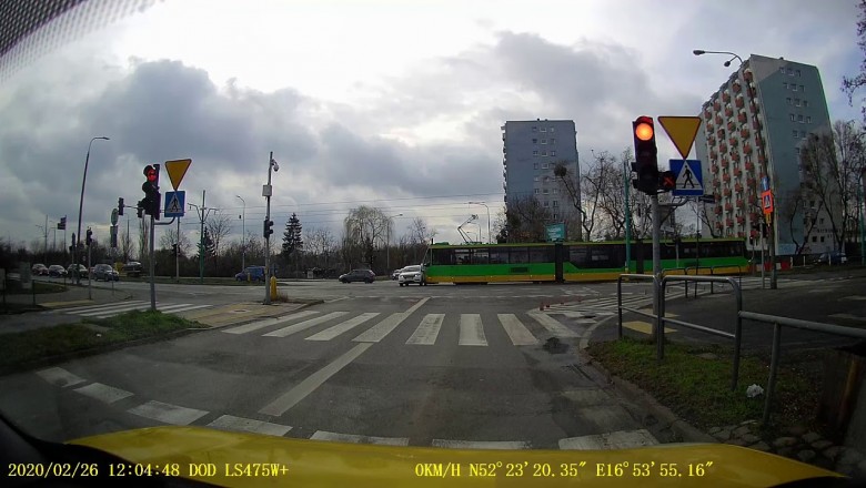 Kiedy ignorujesz zakaz skrętu i wjeżdżasz prosto pod tramwaj - Poznań