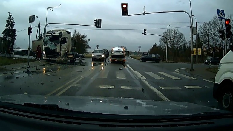 Dzwon dwóch ciężarówek na skrzyżowaniu w Mławie - nagranie z  wideorejestratora