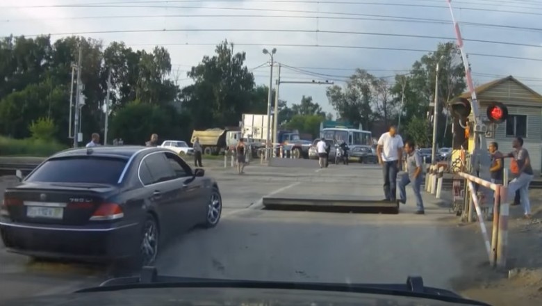 Typ w BMW kontra zapora na drodze. Szybka kara za bezmyślność 