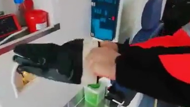 Ratownicy medyczni cisną bekę z rękawiczek jakie dostali do pracy