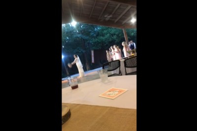 Szybka reakcja na złapanie bukietu przez jego dziewczynę na weselu